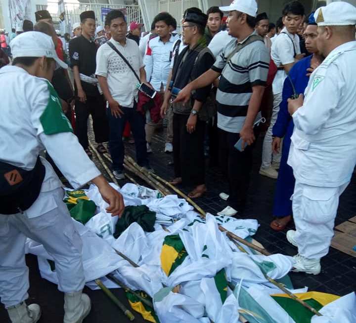 Viral Foto Laskar Amankan Atribut PBB pada Kampanye Akbar Prabowo-Sandi di GBK